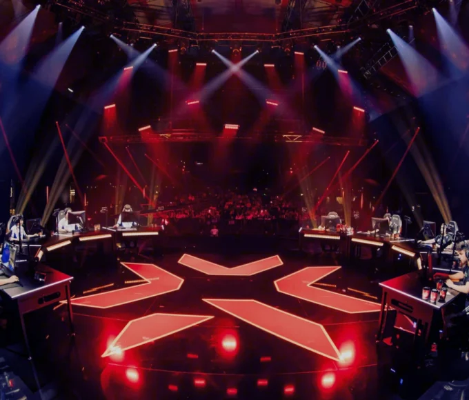 Scène Esport d'un événement compétitif spécialement conçue pour Valorant, le jeu de tir de Riot Games